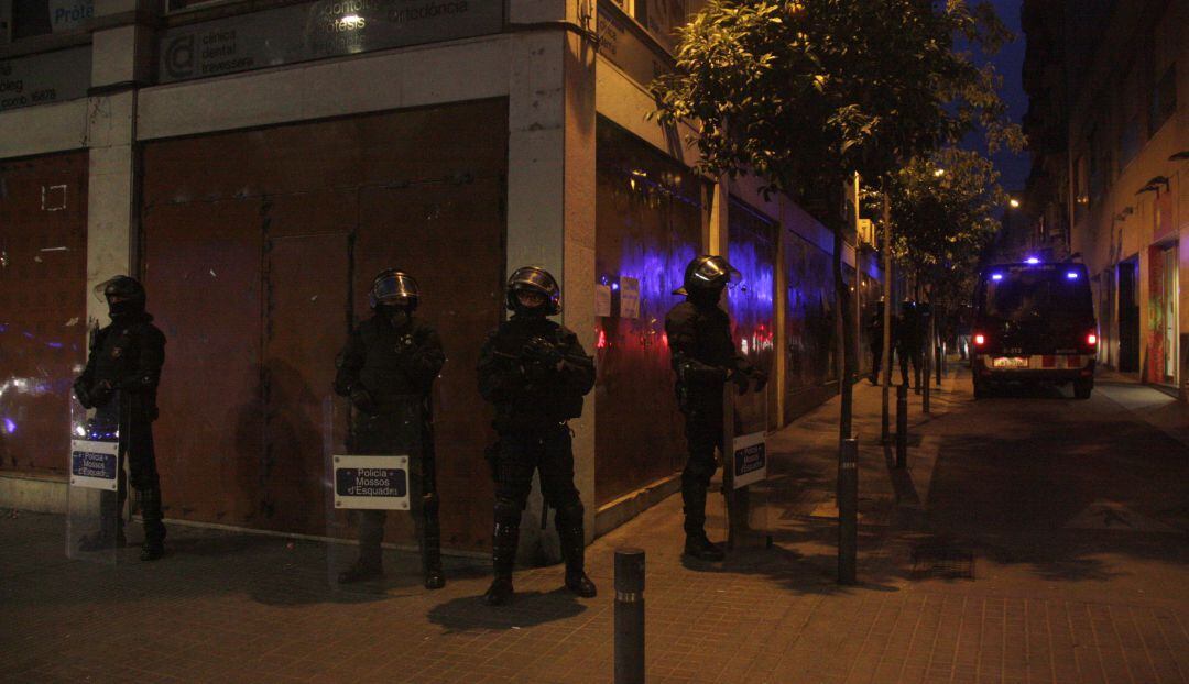 La imagen del 25 de mayo de 2016, cuando ocurrieron los hechos, muestran a los Mossos blindando el llamado &quot;Banco expropiado de Gracia&quot; 