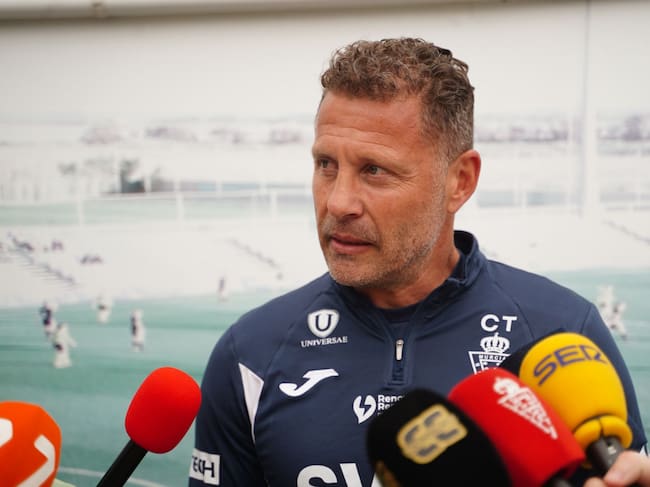Curro Torres, entrenador del Real Murcia, en rueda de prensa