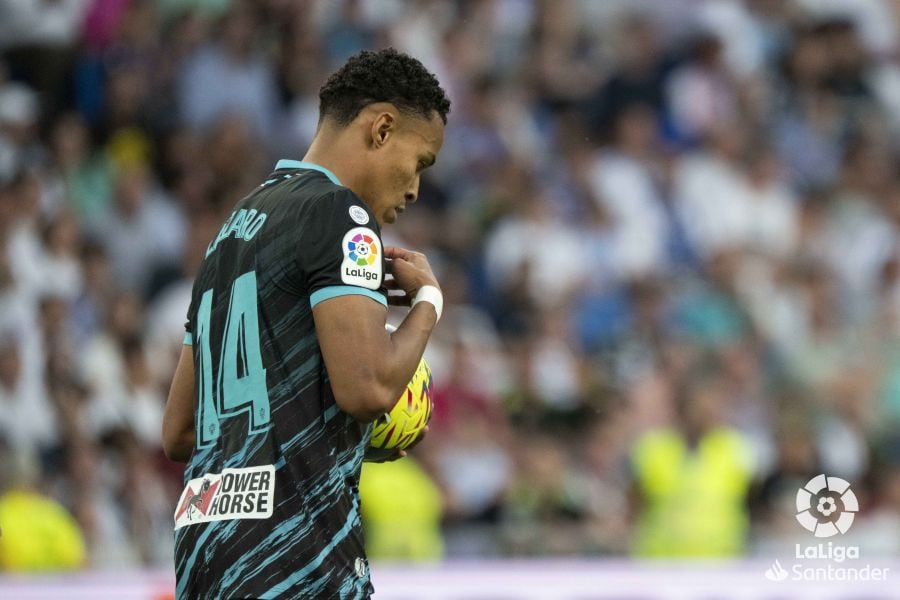 Lázaro aferrado al balón de su gol al Real Madrid.