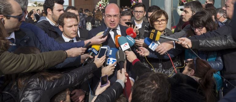 El presidente de la Región de Murcia, Pedro Antonio Sánchez (c), atiende a la prensa.