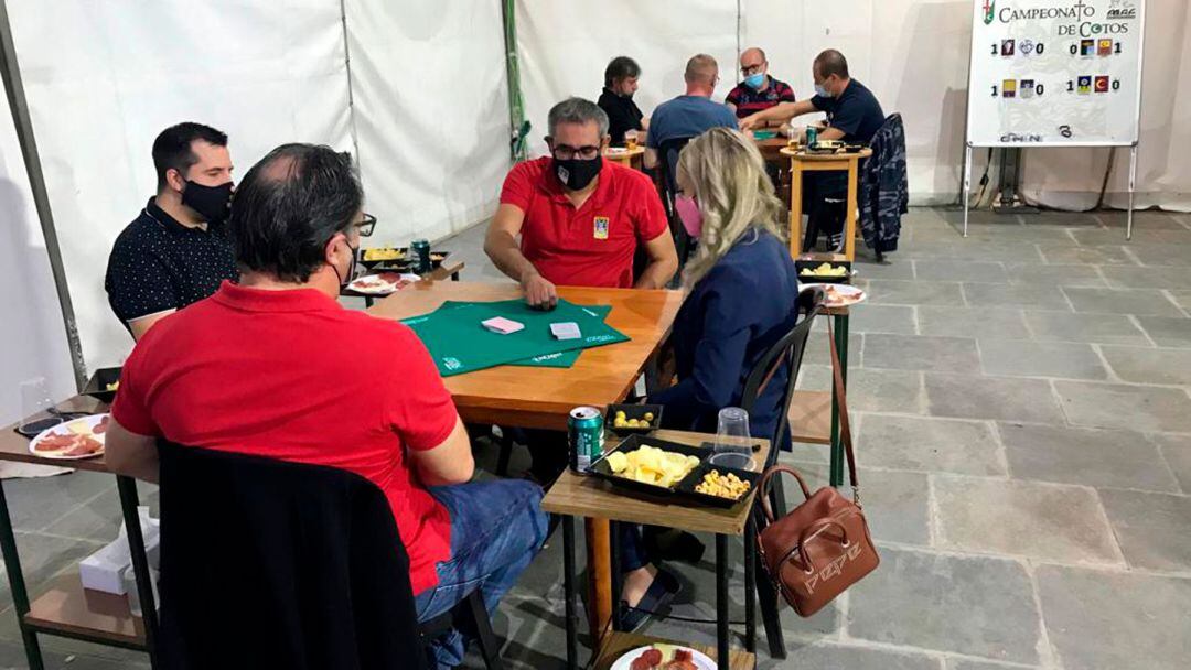 Un instante de las primeras partidas del concurso de cotos en el patio del MAF