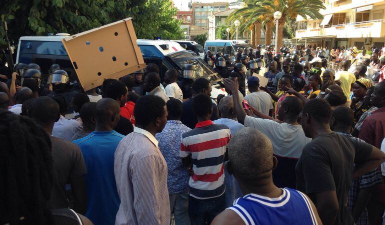 Imatge dels aldarulls entre senegalesos i els Mossos d'Esquadra el passat mes d'agost a Salou