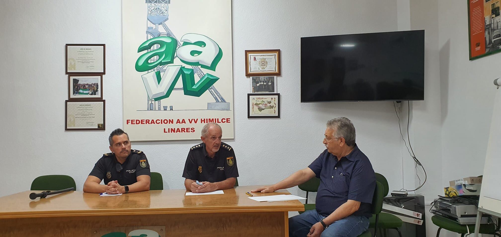 Reunión entre Policía Nacional y Federación de Vecinos Himilce de Linares.