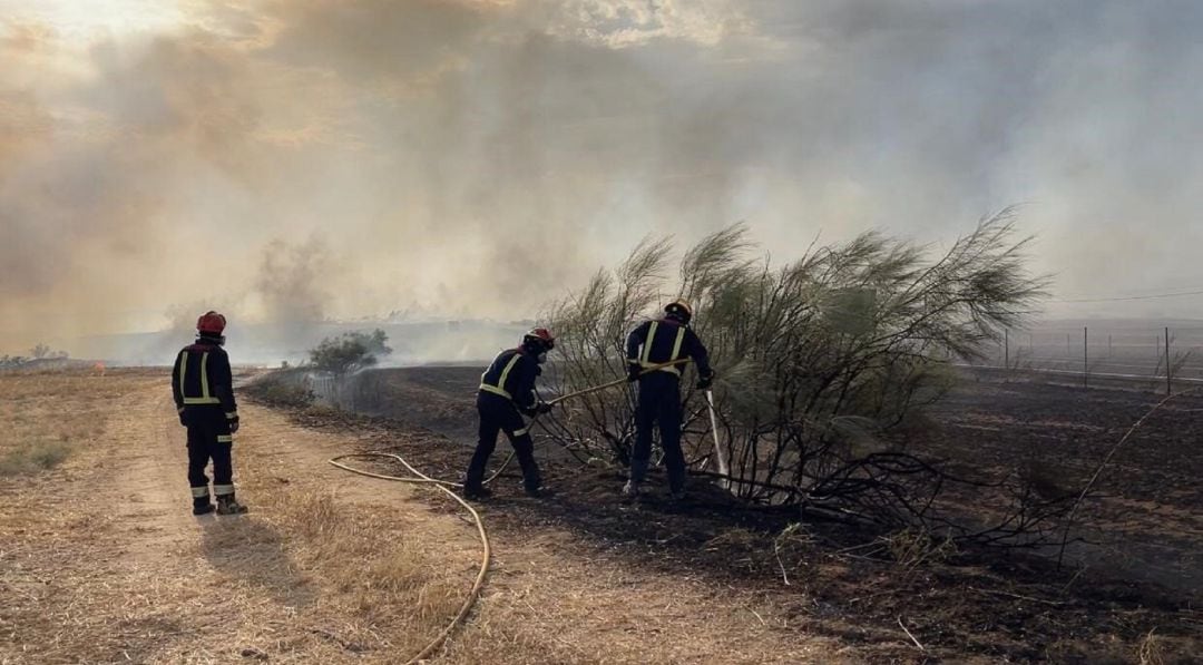 Bomberos luchan contra las llamas en el incendio de Batres