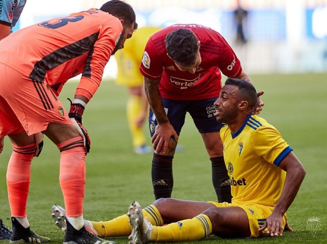 Akapo se lesionó en el partido ante Osasuna.