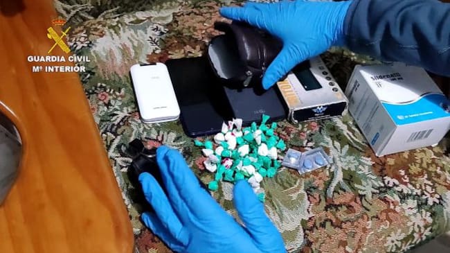 Dosis y móviles incautados