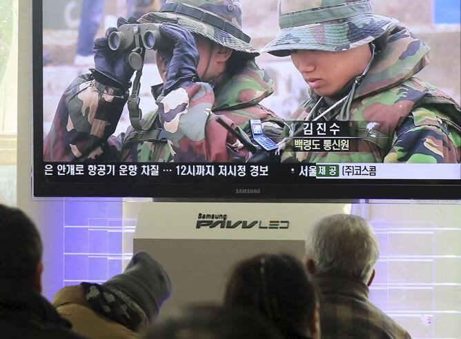 Surcoreanos observan la televisión en la que se informa sobre las maniobras con fuego real que han comenzado hoy Corea del Sur cerca de la frontera marítima en el mar amarillo hoy, lunes, 20 de diciembre de 2010, en Seúl (Corea del Sur). El régimen comunista norcoreano ha amenazado con represalias contra esos ejercicios con fuego real que se celebran a pocos kilómetros de su costa, en la zona donde el 23 de noviembre Seúl llevó a cabo otras maniobras que fueron respondidas con un ataque de Pyongyang que causó cuatro muertos.