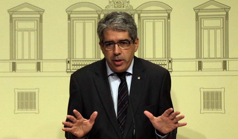 GRA105 BARCELONA, 20/10/2014.- El conseller de Presidencia y portavoz del Govern, Francesc Homs, durante su comparecencia hoy en el Palau de la Generalitat, en la que ha considerado que se ha recompuesto la unidad "técnica" para el 9N gracias a un preacuerdo con la CUP para desplegar la consulta alternativa, un pacto al que desearía que se sumaran las otras fuerzas soberanistas. EFE/Alberto Estévez
