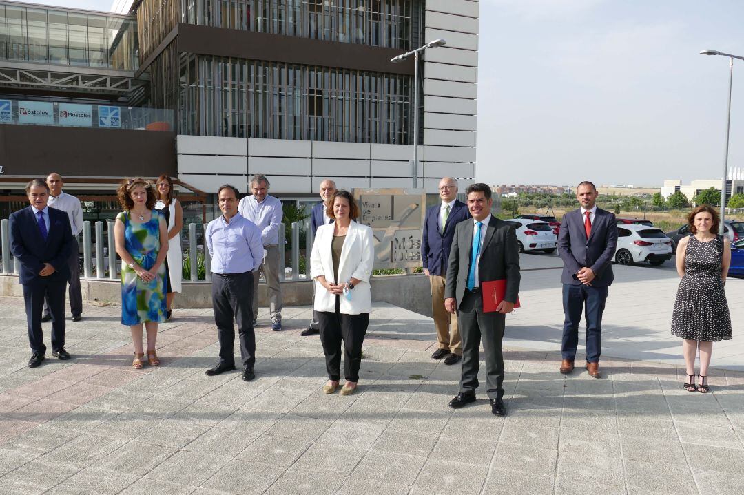 La alcaldesa de Móstoles, Noelia Posse, posa con el resto de autoridades en su visita al Vivero de la localidad