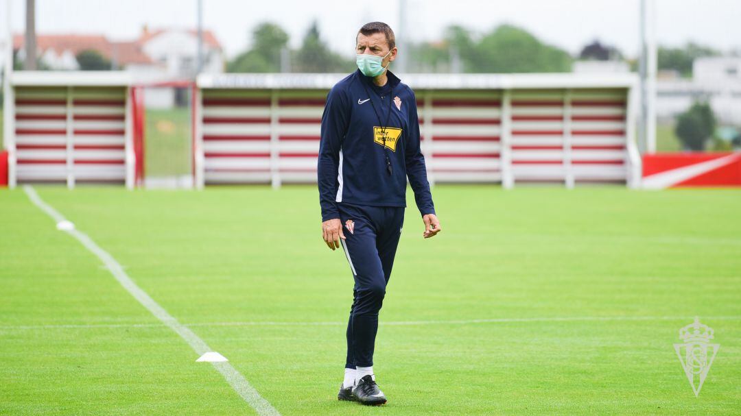 Djukic observa un entrenamiento en el campo número 1 de Mareo