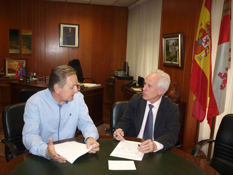 El Alcalde de Villamuriel de Cerrato y el Delegado Territorial de la Junta en Palencia