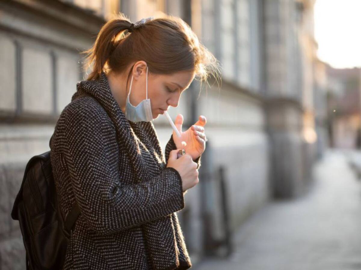 Un cambio de la normativa permite fumar en la calle en esta pandemia