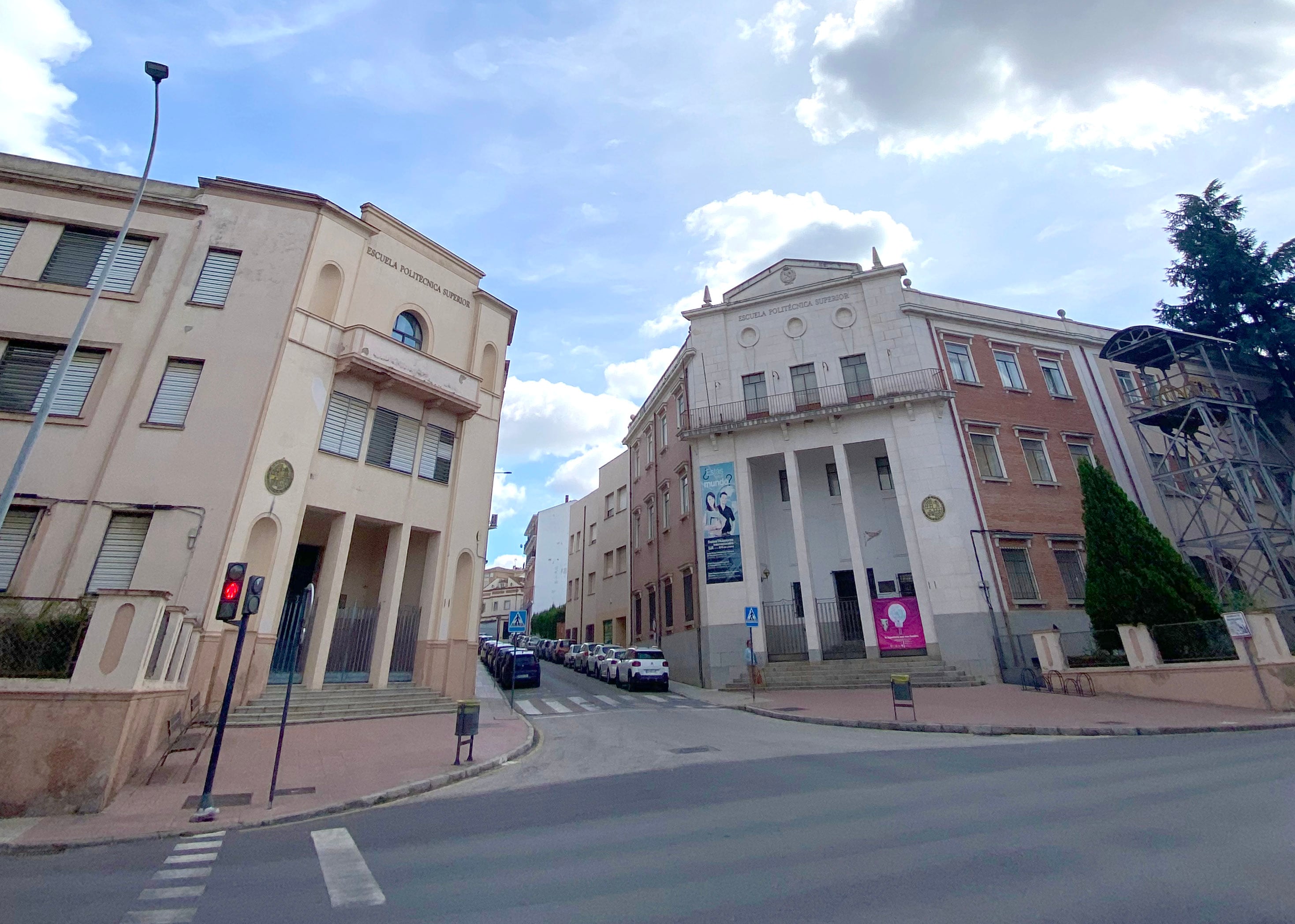 Edificios de &quot;Peritos&quot; de la UJA en Linares.