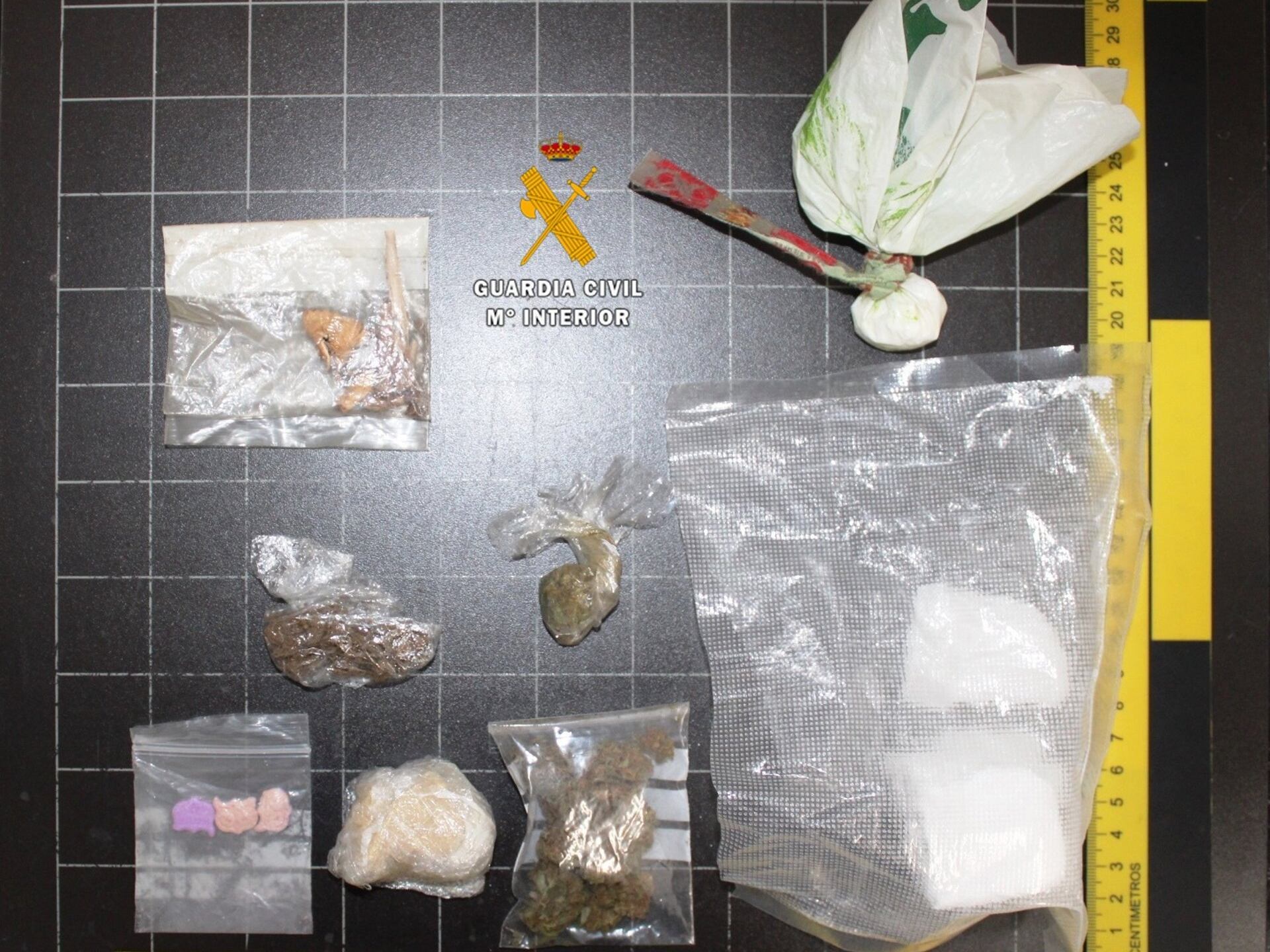 Droga intervenida en una operación con dos detenidos y un punto de venta de droga desmantelado en Mollina