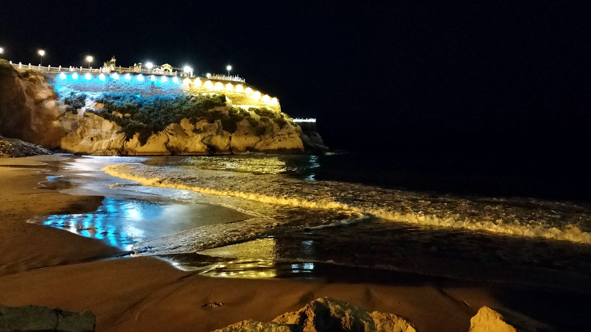 El mirador del Castillo de Benidorm, iluminado con los colores de la bandera ucraniana