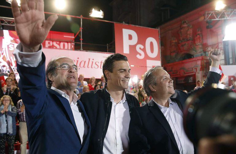 El secretario general del PSOE, Pedro Sánchez, junto a los candidatos en Madrid, Ángel Gabilondo y Antonio Miguel Carmona.