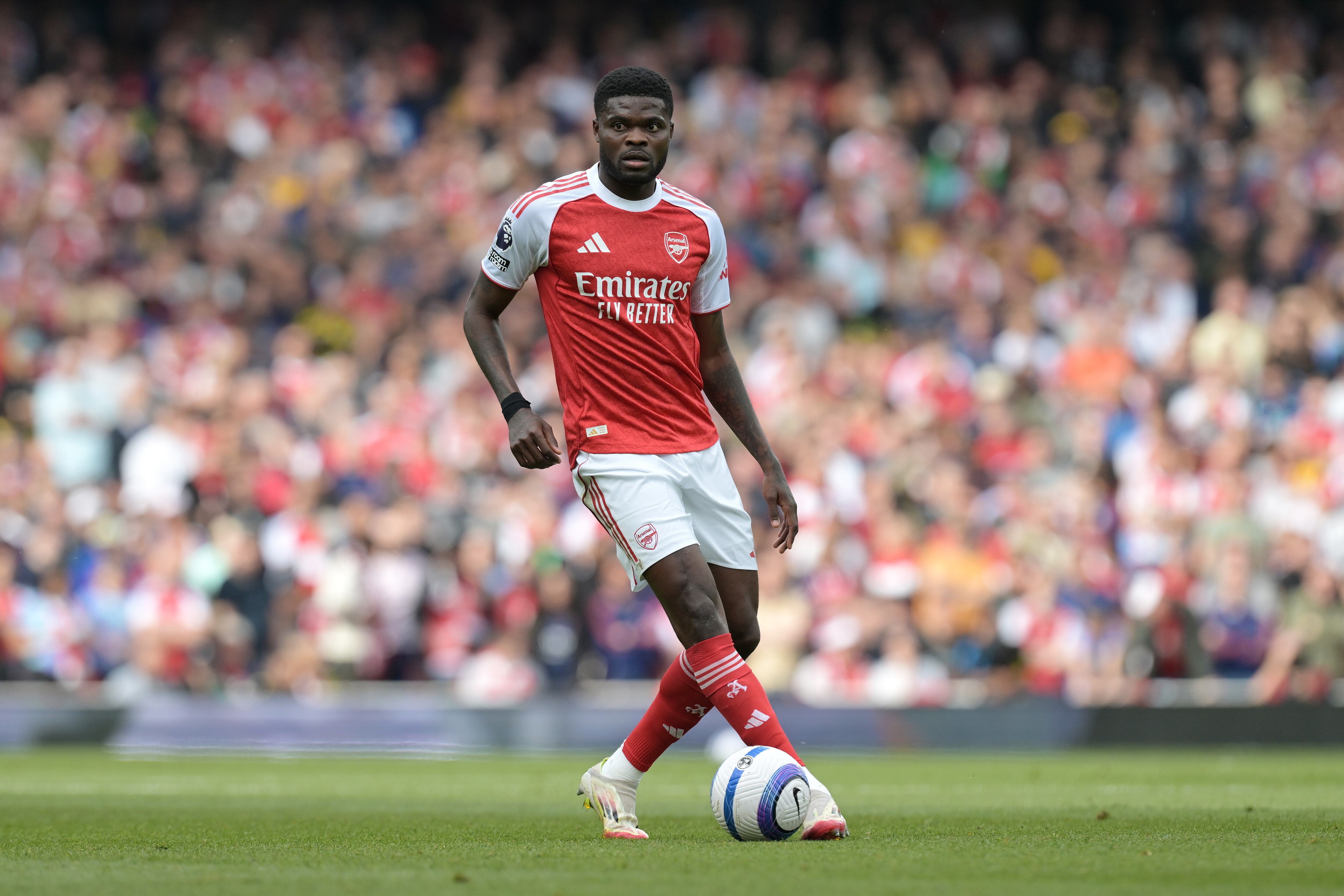 Thomas Partey controla el balón durante el partido de Premier League entre el Arsenal y el Newcastle en el Emirates Stadium.Foto: Stuart MacFarlane/Arsenal FC vía Getty Images