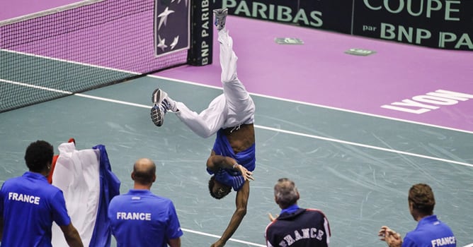 Gael Monfils celebra con una voltereta el paso a la final de su equipo