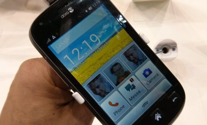 Una imagen del smartphone de la compañía sueca Doro, dirigido a la tercera edad, que se ha presentado en el MWC