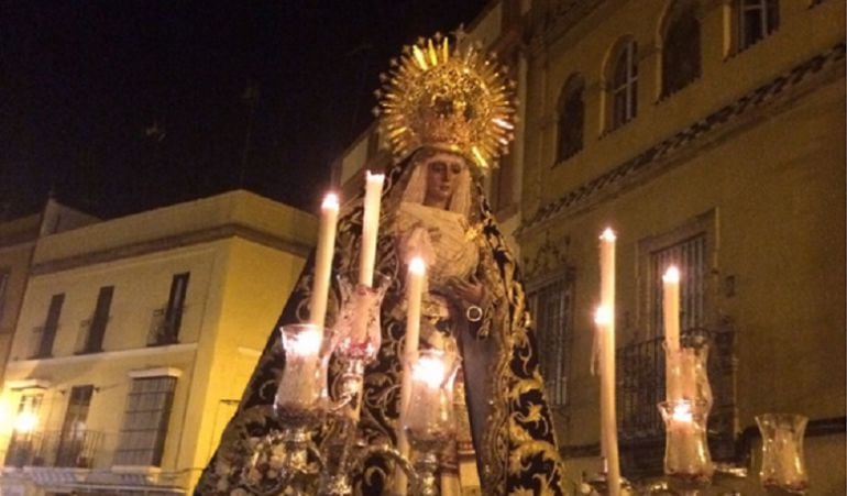 La Esperanza de Triana este lunes en su traslado de regreso a la Capilla de Los Marineros