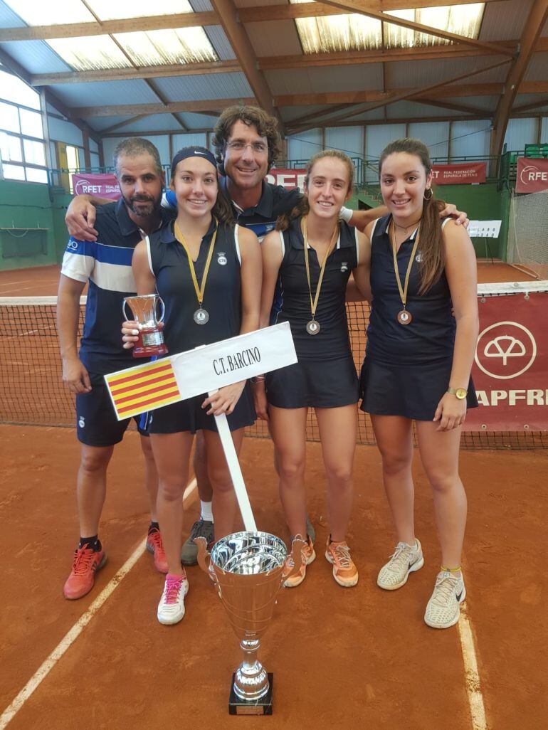 Paula Arias, segunda por la izquierda, con sus compañeras y entrenadores del CT Barcino
