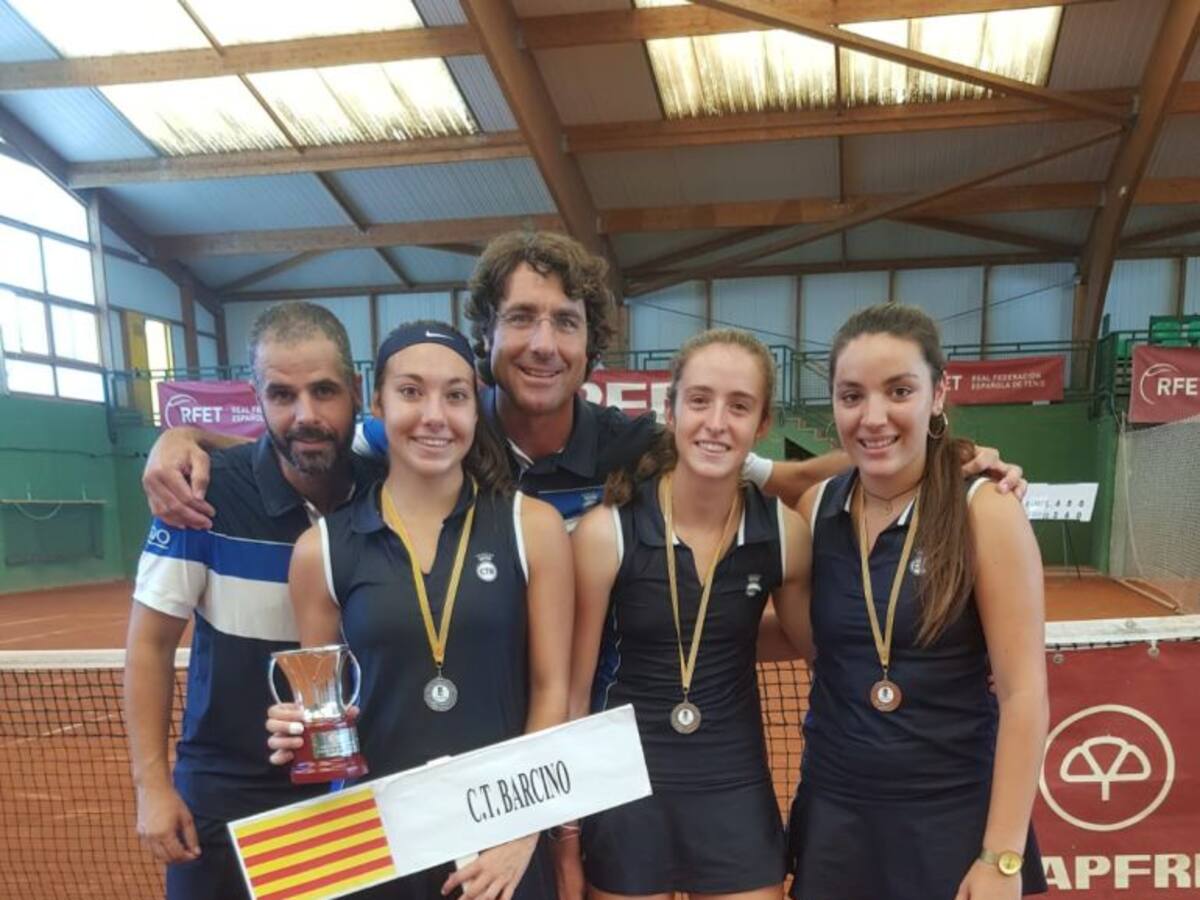 Paula Arias, campeona de España júnior, por clubes, con el CT Barcino