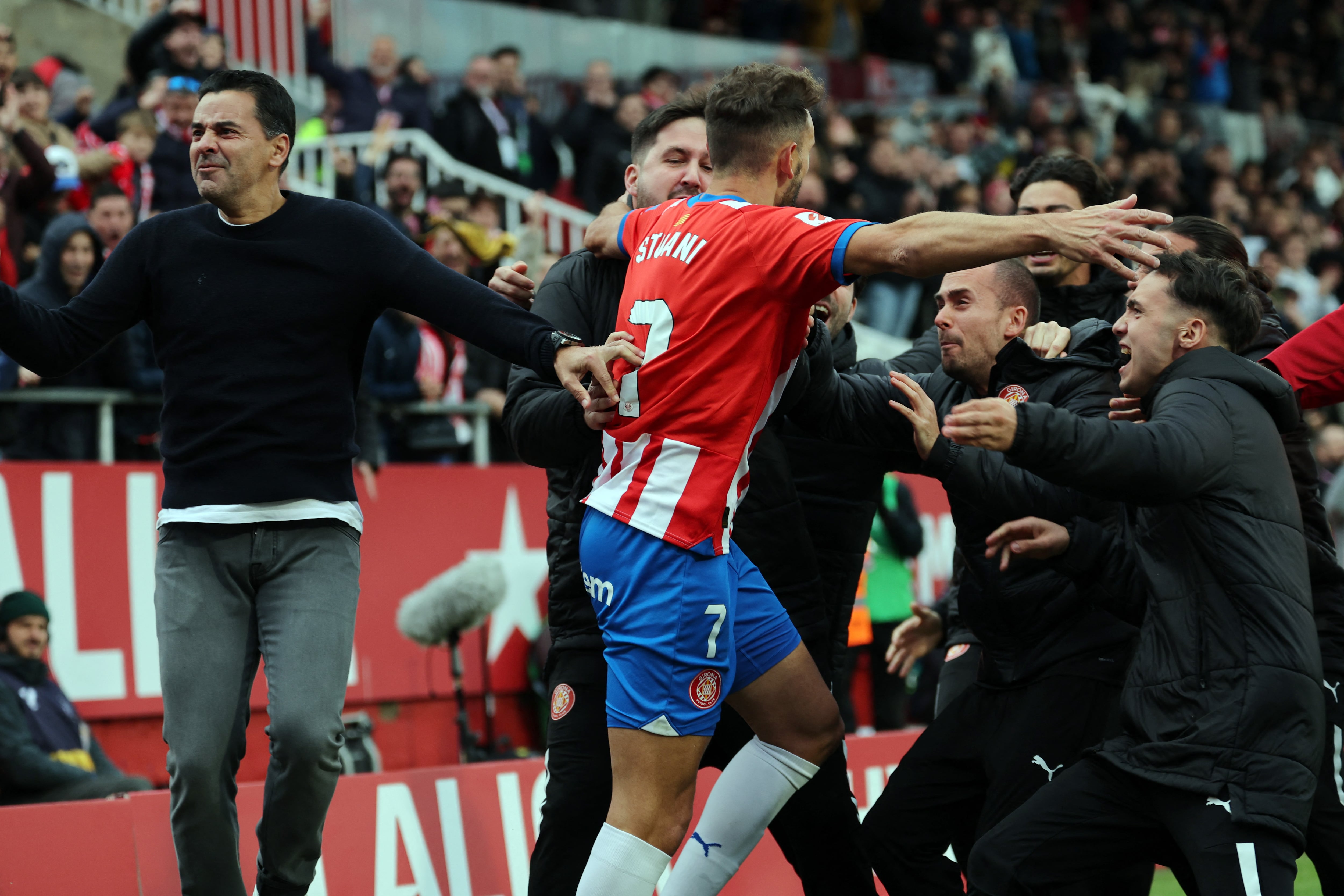 Míchel celebra el tanto de la remontada del Girona en Montilivi ante el Valencia. (Photo by LLUIS GENE / AFP) (Photo by LLUIS GENE/AFP via Getty Images)