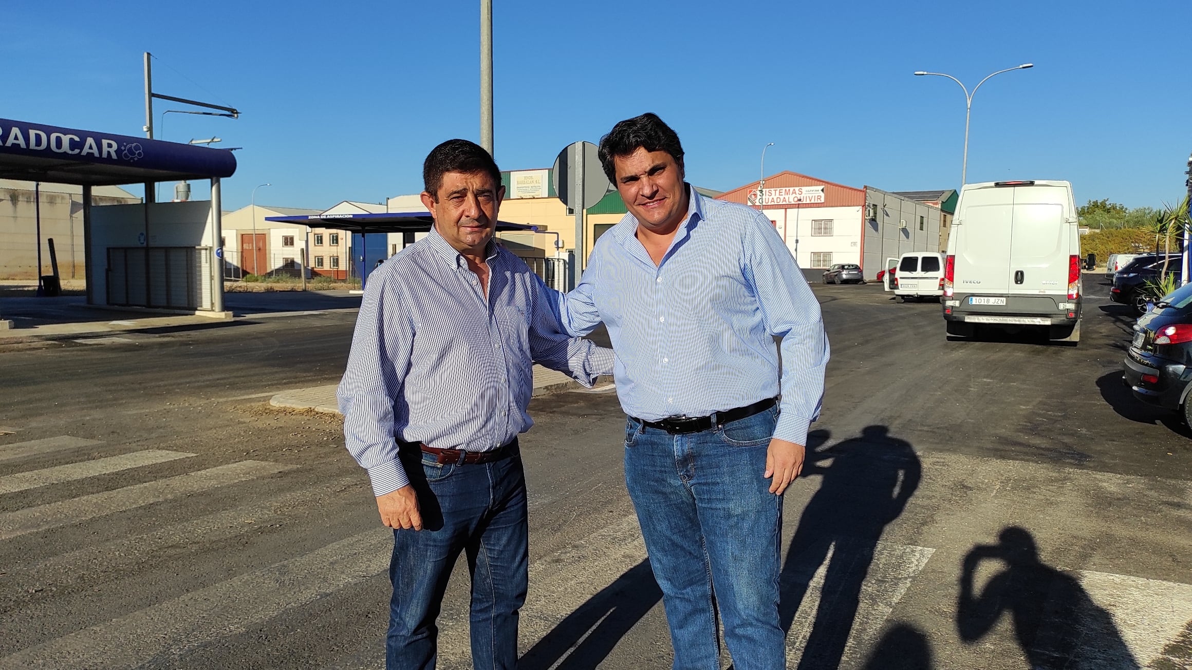 Visita a las obras de mejora de la pavimentación del polígono industrial &#039;Las Calañas&#039;, de Marmolejo.