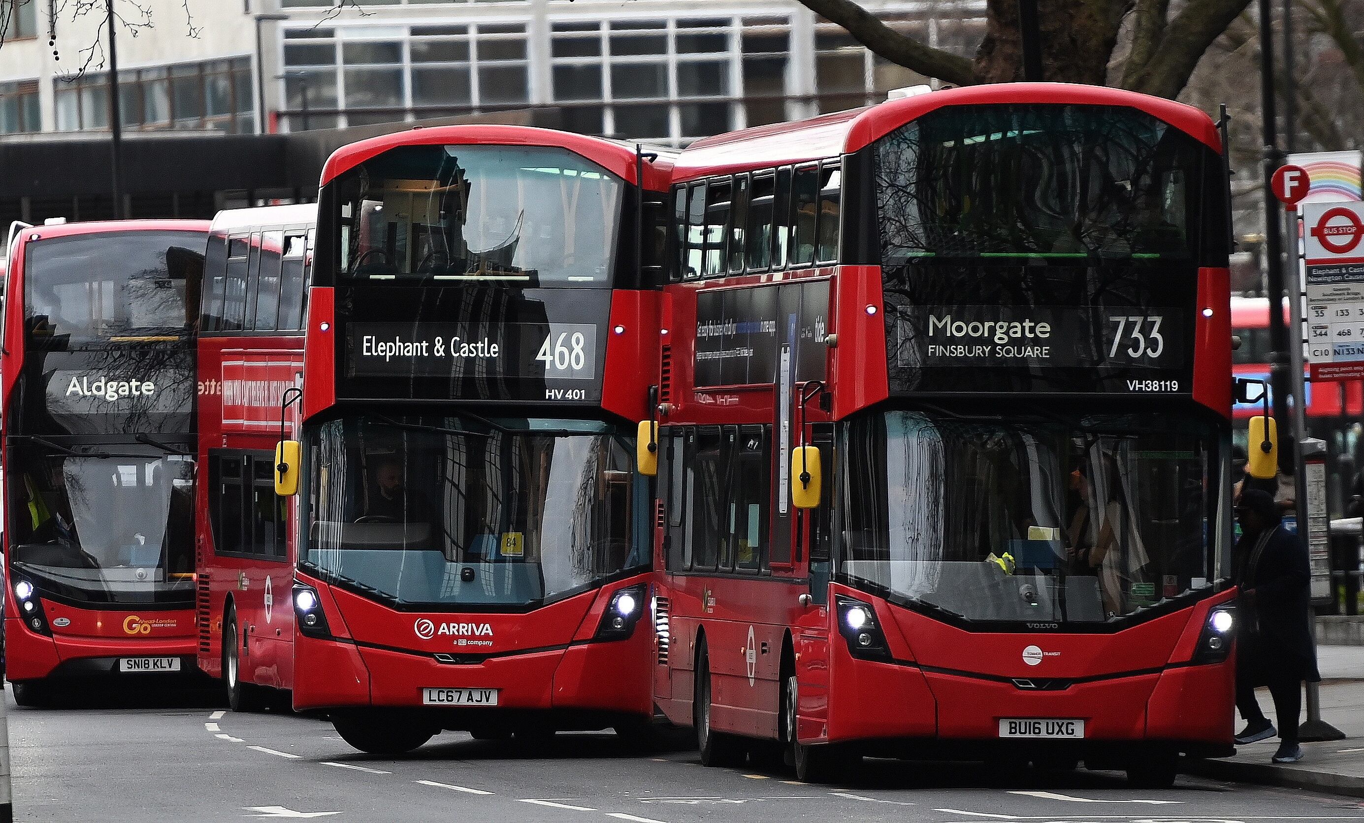 Varios autobuses en Londres