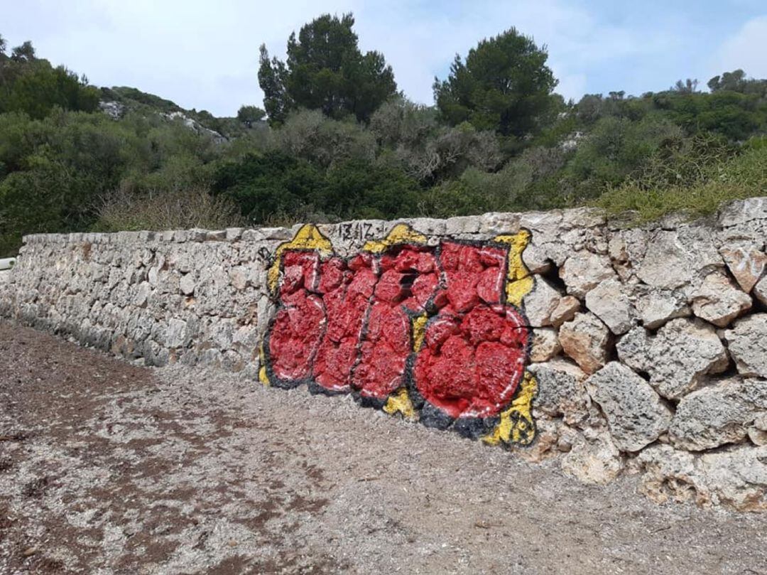 La pintada trenca la imatge natural del paisatge.