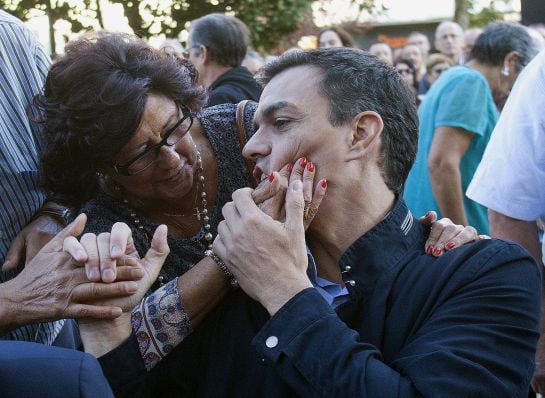 El secretario general del PSOE, Pedro Sanchez, con una simpatizante durante un mitin