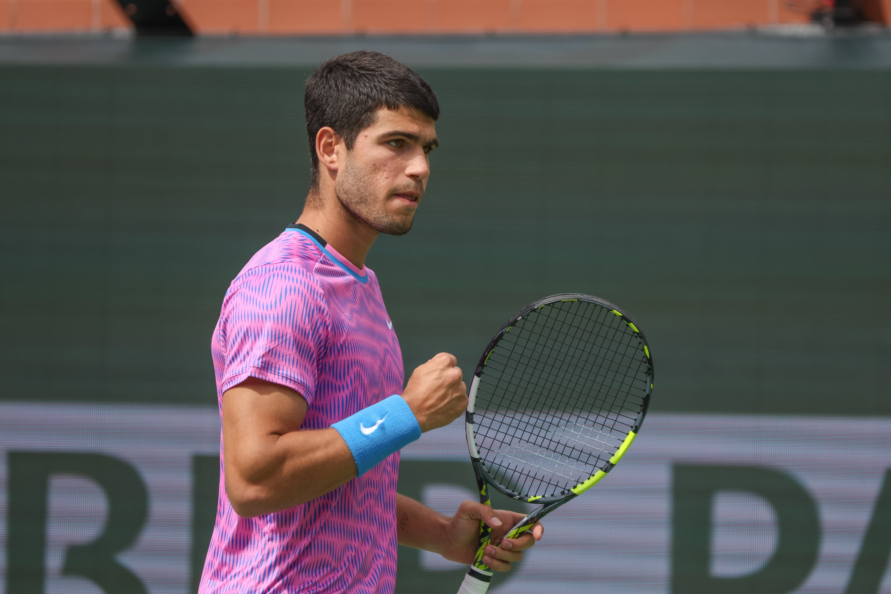 Carlos Alcaraz celebra un punto en su partido de Indian Wells ante Marozsán