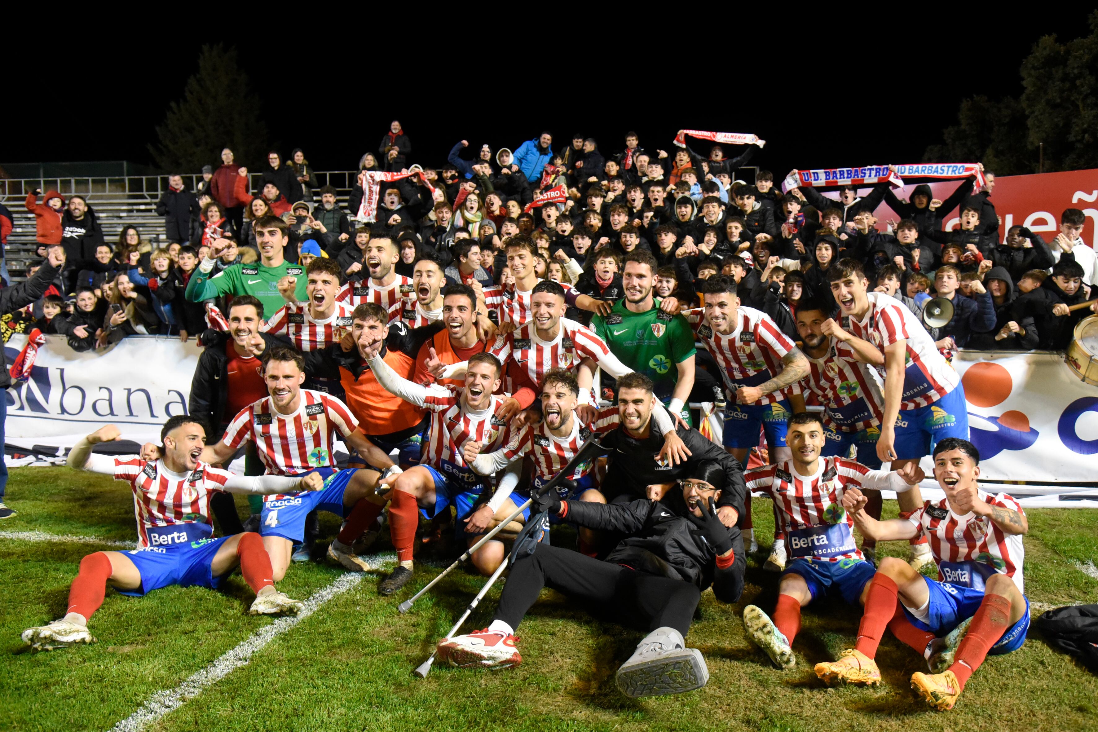 Jugadores de la UD Barbastro celebran su victoria frente al Espanyol en Copa del Rey