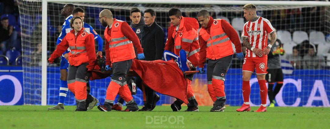 Somma sale del campo en camilla en el Deportivo - Girona