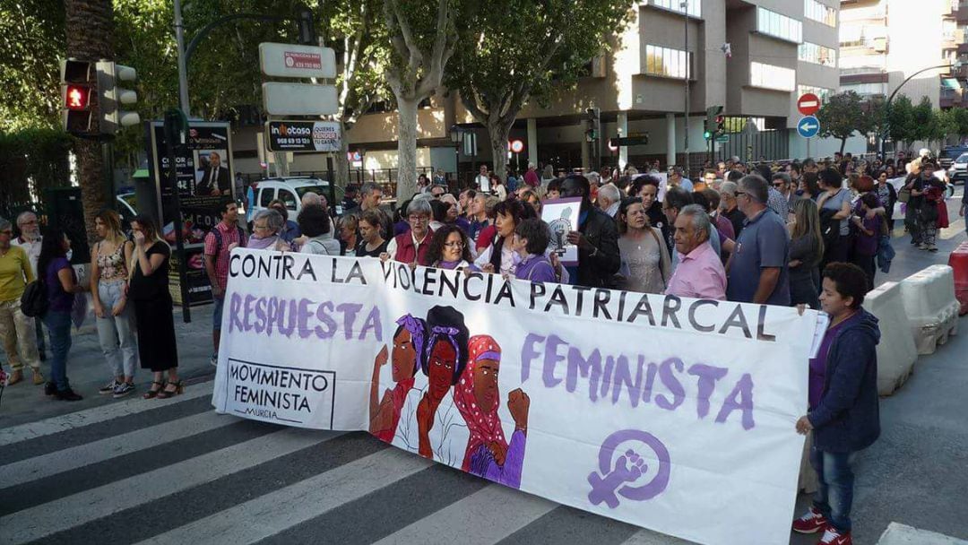 Pancarta de Movimiento Feminista Murcia en una manifestación en 2018. Foto de archivo 