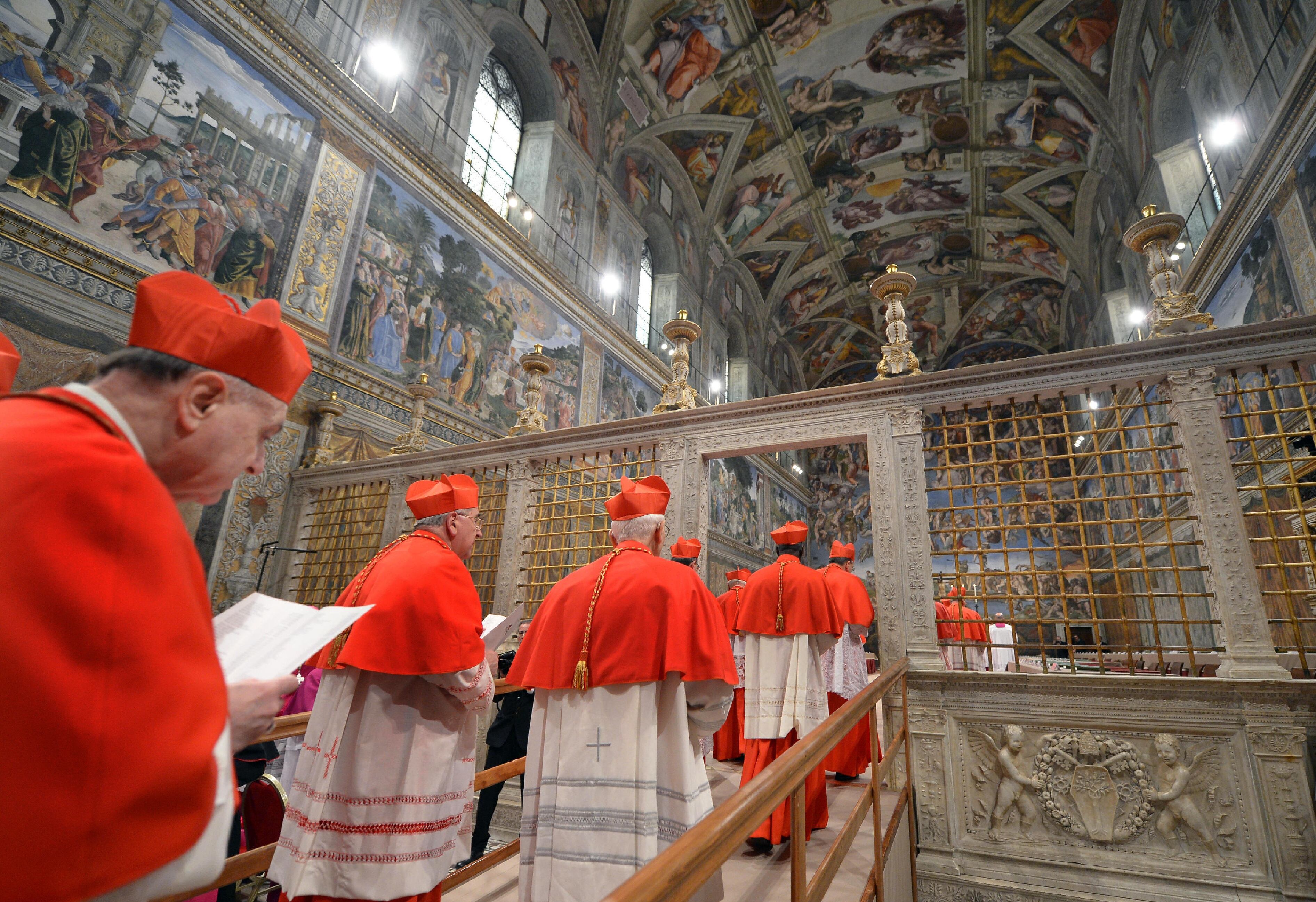 Los cardenales entran en la Capilla Sixtina en el último cónclave, celebrado en 2013. (Photo by MAURIX/Gamma-Rapho via Getty Images)