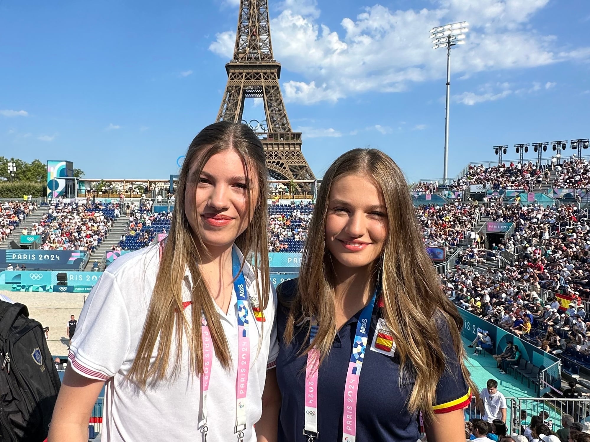 La infanta Sofía y la princesa Leonor disfrutan de un partido de voley playa en los Juegos Olímpicos.