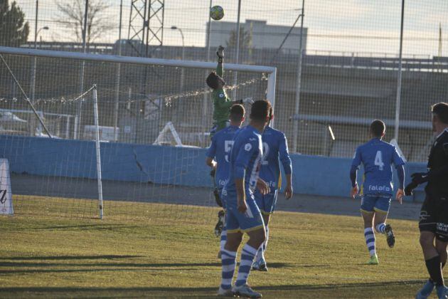 Carmona despeja un intento visitante