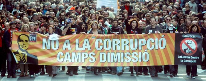 Cabecera de la manifestación convocada por el &quot;Colectivo contra la Corrupción&quot; en Valencia