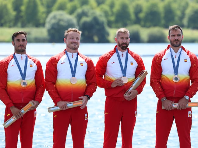 PARIS, FRANCE - AUGUST 08: Bronze medalists Saul Craviotto, Carlos Arevalo, Marcus Cooper and Rodrigo Germade of Team Spain pose on the podium during the Canoe Sprint medal ceremony after the Men's Kayak Four 500m Finals on Day thirteen of the Olympic Games Paris 2024 at Vaires-Sur-Marne Nautical Stadium on August 08, 2024 in Paris, France. (Photo by Charles McQuillan/Getty Images)