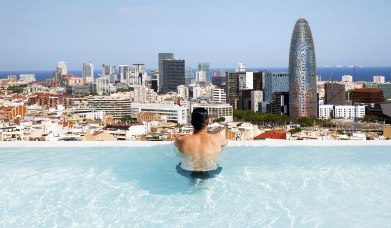 Un hombre en una piscina de Barcelona. 