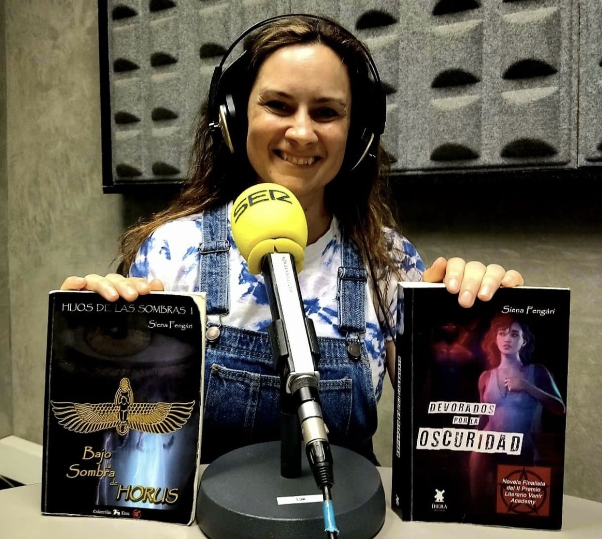 Siena Fengári posa con sus dos novelas editadas