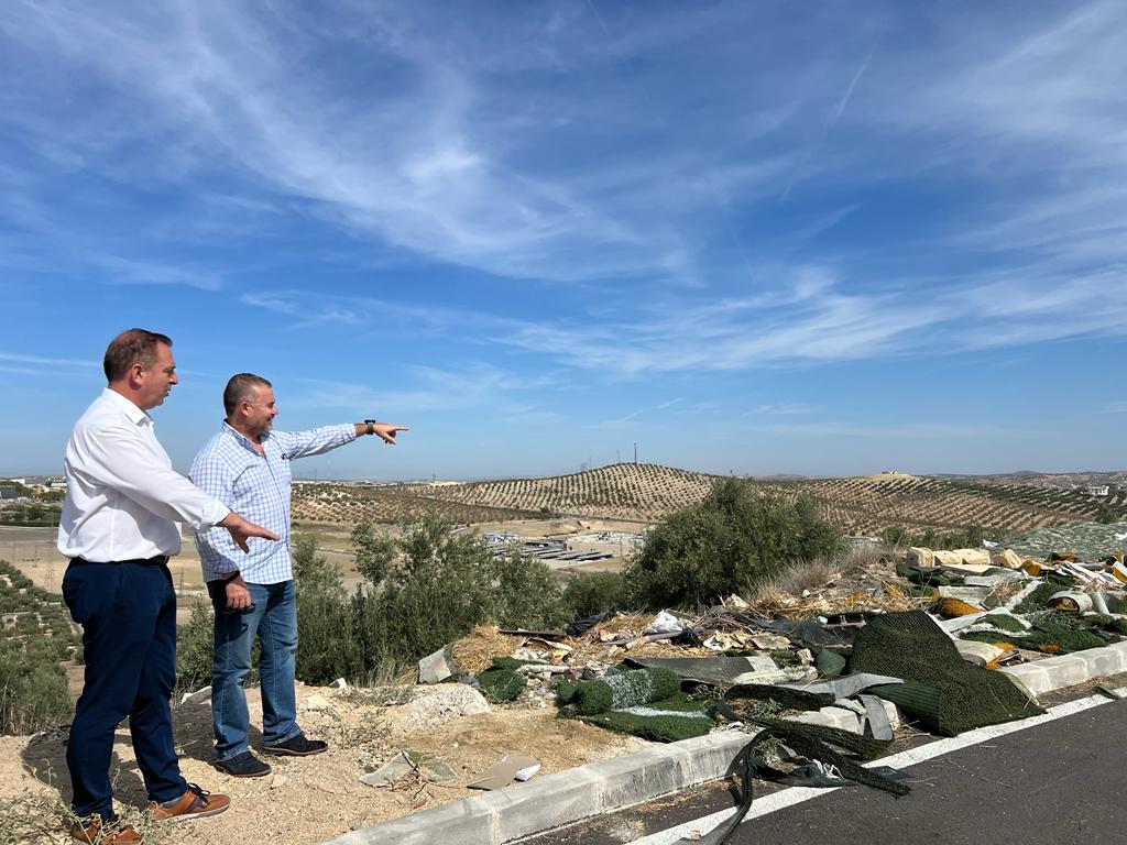 Padorno y Alberca en la escombrera incontrolada junto campo futbol