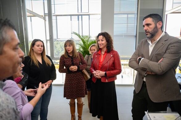 La alcadesa, Mar Vázquez visita las nuevas oficias en El Toyo.