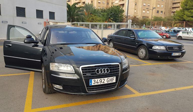 Los dos AUDI que se conservan en el depósito de vehículos del Ayuntamiento de la calle Daniel de Balaciart, en Benimaclet