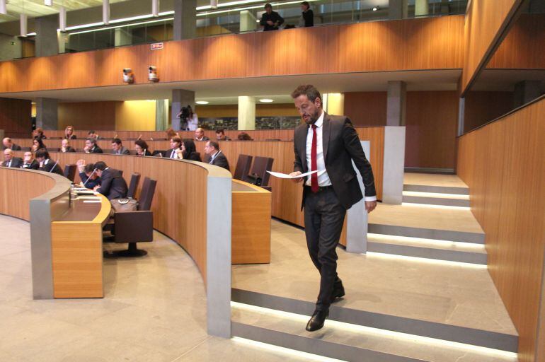 El fins ara president del grup mixt, el socialdemòcra Pere López, dirigint-se a la tribuna d'oradors del Consell General per defensar la seva esmena a la totalitat al pressupost del Govern pel 2018.