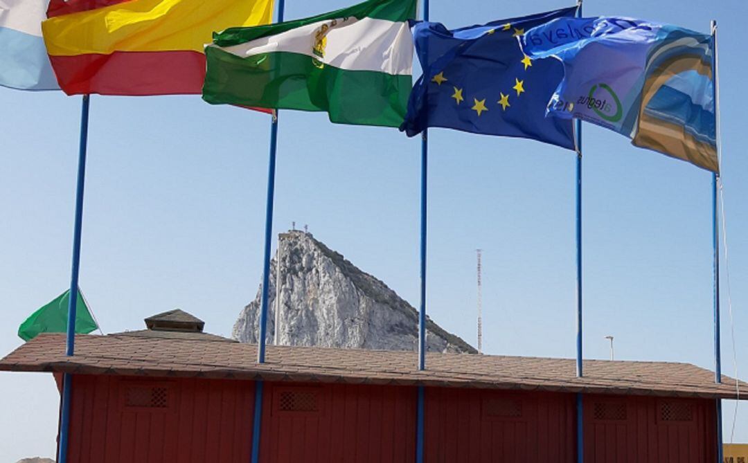 Banderas en una playa de La Línea.