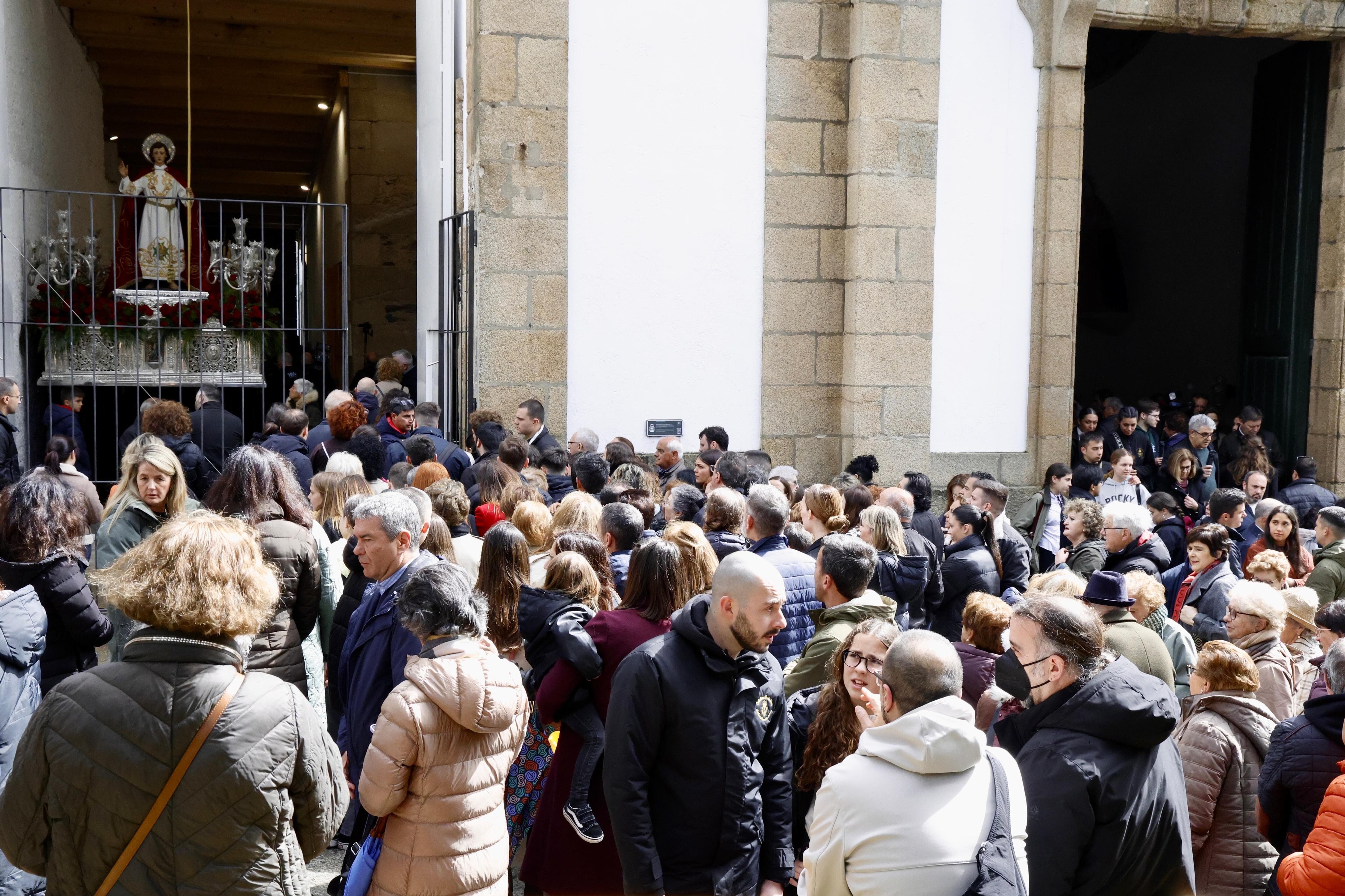 El público se ha congregado ante la iglesia de Dolores tras la suspensión del Santo Encuentro para ver las imágenes de la procesión en el corralón de la plaza de Amboage (foto: Concello de Ferrol)