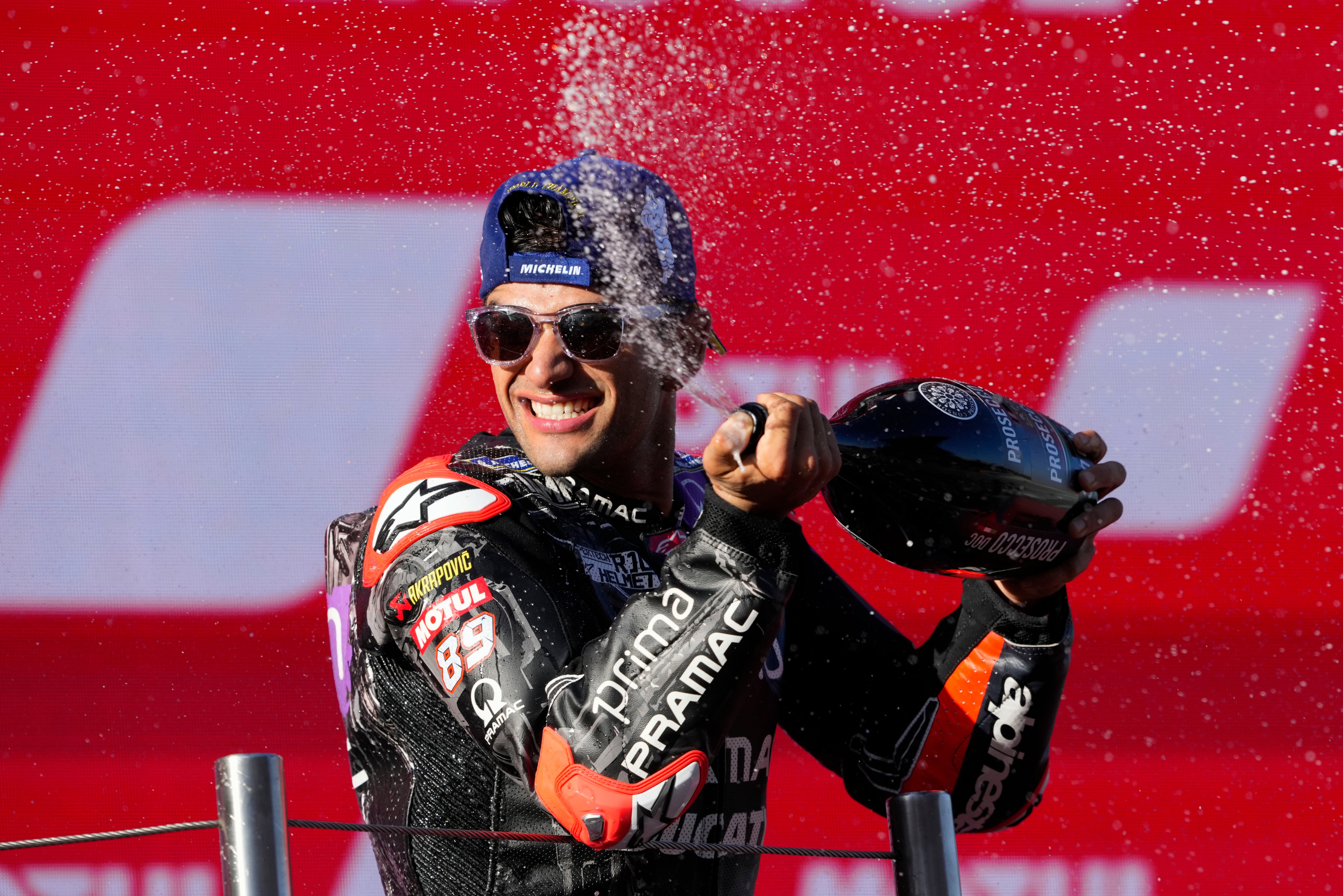 Jorge Martín celebra en el podio su primer campeonato de MotoGP