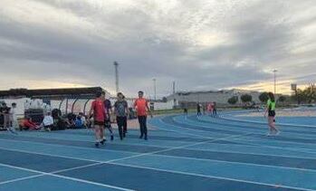 Los atletas locales sobre el nuevo tartán de las pistas de El Montecillo